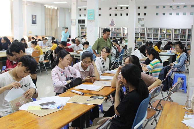 A group of people sitting at a tableDescription automatically generated