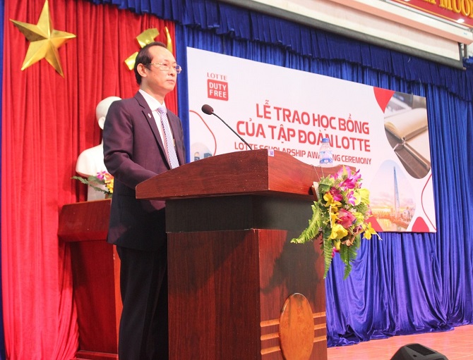 A person standing in front of a curtainDescription automatically generated