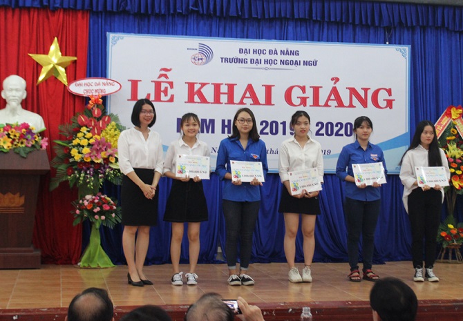 A group of people posing for a pictureDescription automatically generated