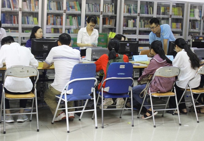 A group of people in a roomDescription automatically generated