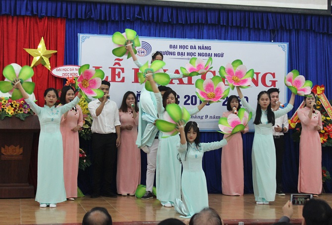 A group of people posing for a pictureDescription automatically generated