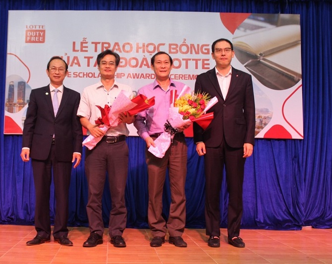 A group of people posing for a pictureDescription automatically generated