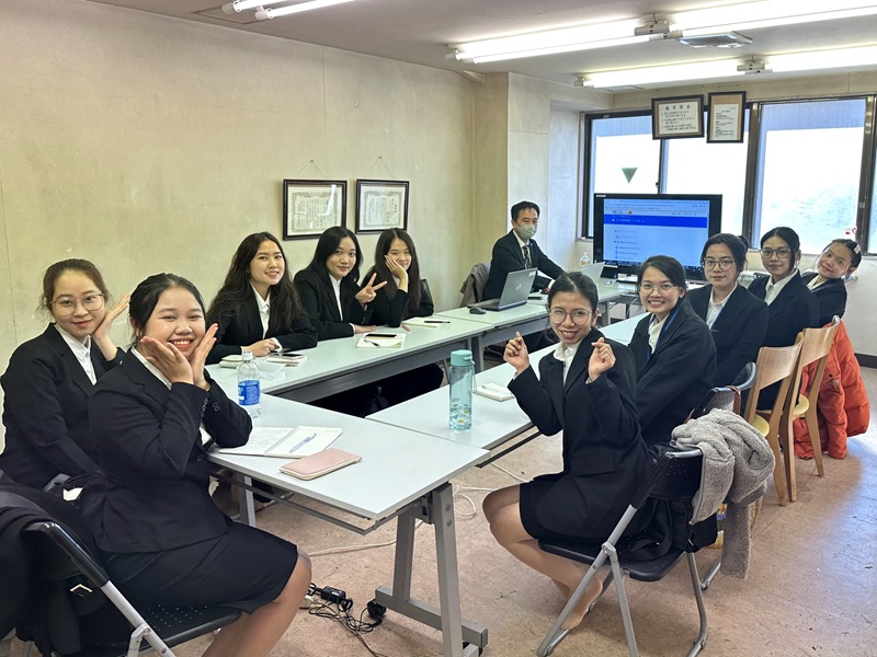 A group of people sitting at tables in a roomDescription automatically generated