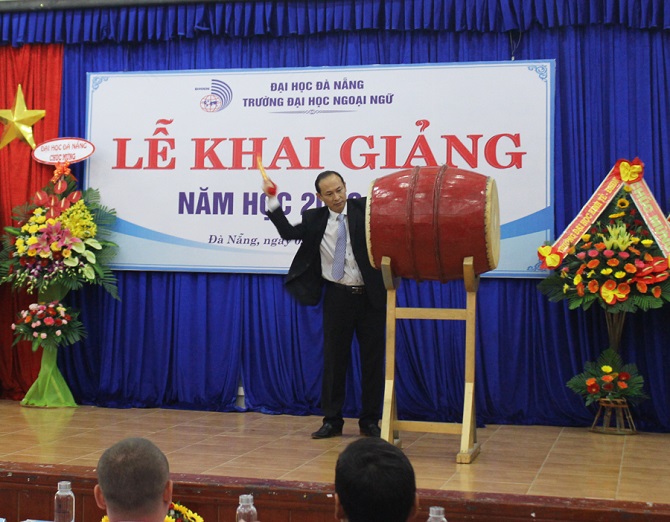 A group of people standing in front of a signDescription automatically generated