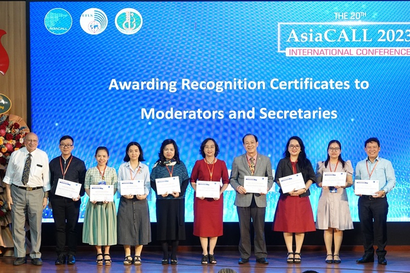 A group of people holding certificatesDescription automatically generated