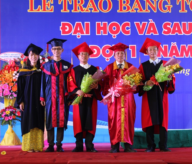 A group of people posing for the cameraDescription automatically generated