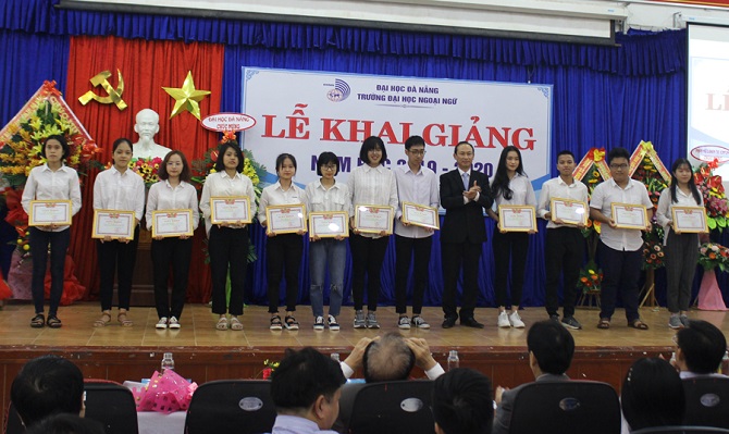 A group of people in a roomDescription automatically generated