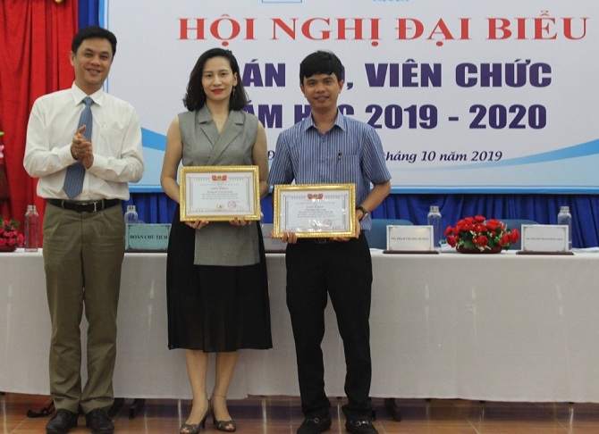 A group of people standing in front of a storeDescription automatically generated