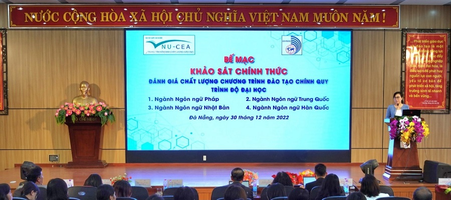 A person giving a presentationDescription automatically generated with low confidence