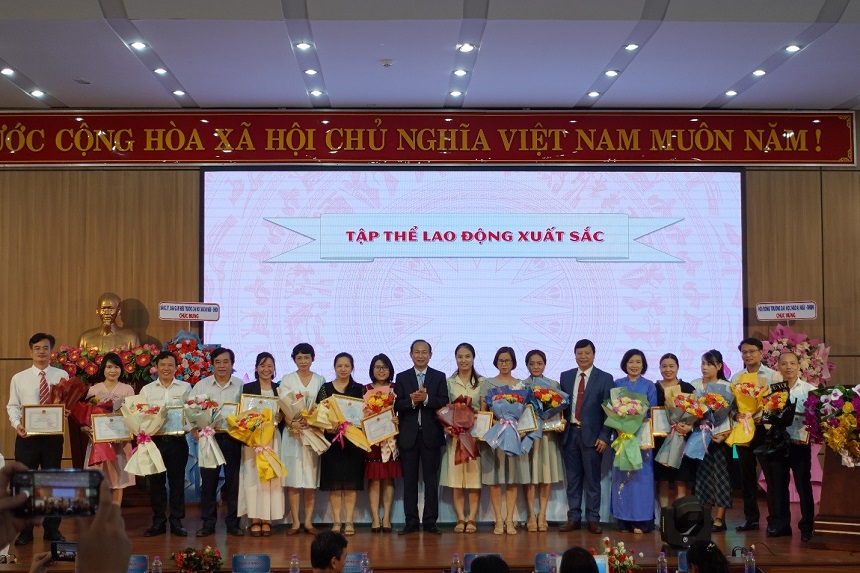 A picture containing text, indoor, ceiling, personDescription automatically generated